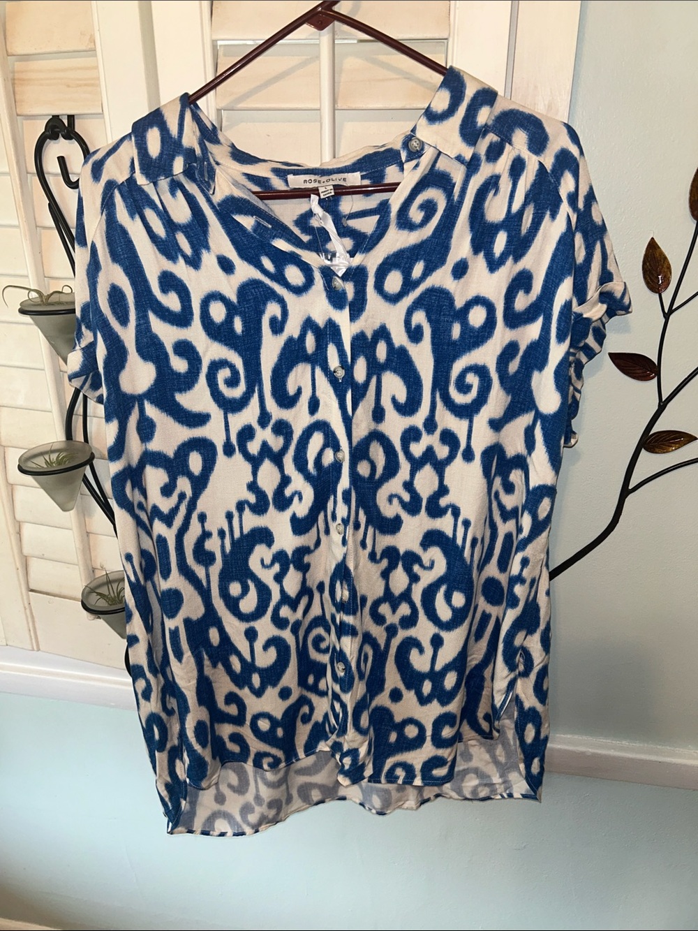 Rose & Olive Blue and White Button-Front Patterned Blouse